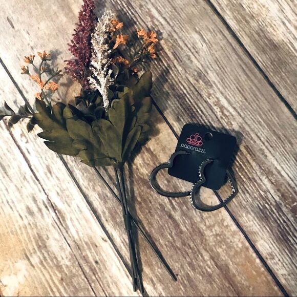 paparazzi Jewelry - Gunmetal Heart Earrings